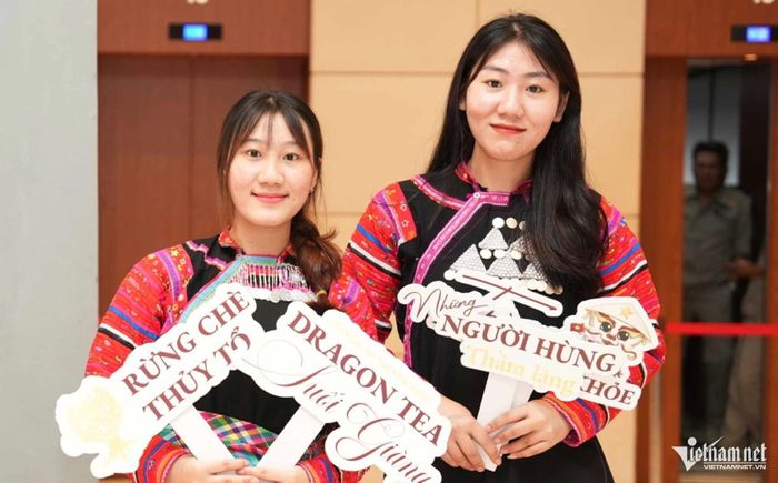 Trải qua nhiều thiếu thốn, hai nữ sinh người La Hủ cùng nhau bám trụ giảng đường Thủ đô. Ảnh: Tuấn Ninh