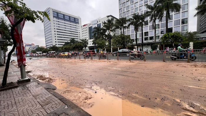 Dải bùn đất nâu đỏ kéo dài hơn 300m trên đường Cộng Hòa. Ảnh: TK