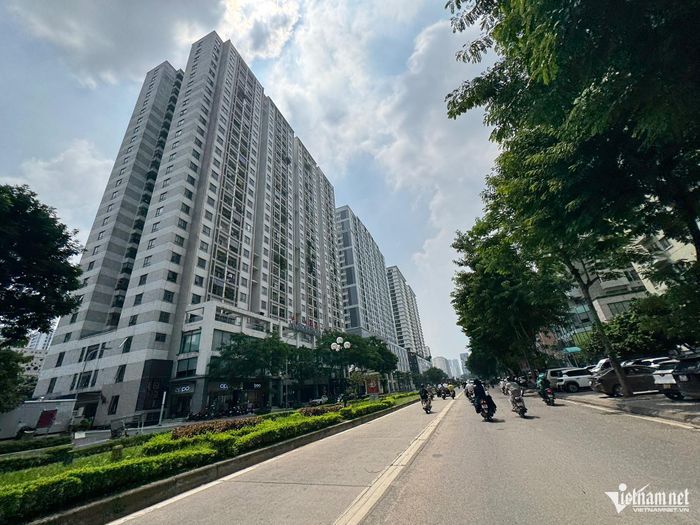 Dự án chung cư trên đường Lê Văn Lương. Ảnh: D.Anh