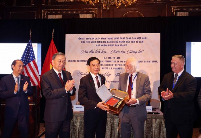Đại tướng Phan Văn Giang tiếp nhận một số kỷ vật chiến tranh do đại diện Trường Đại học Texas Tech trao tặng. Ảnh: TTXVN