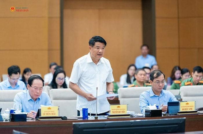 Đồng chí Nguyễn Huy Tiến, Ủy viên Ban Chấp hành Trung ương Đảng, Viện trưởng VKSND tối cao trình bày Báo cáo tại Phiên họp. Ảnh: Báo Đại biểu nhân dân