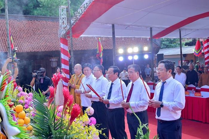  Các đồng chí lãnh đạo TP Hải Phòng dâng hương tưởng niệm Anh hùng dân tộc, Danh nhân văn hóa thế giới Nguyễn Trãi. Ảnh: NH