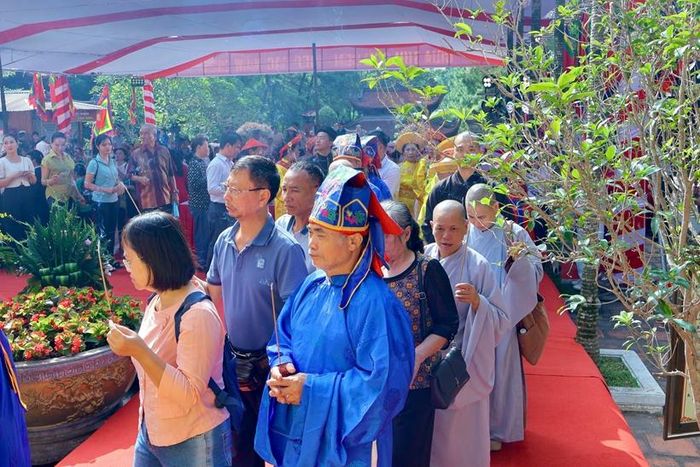  Nhân dân và du khách xếp hàng dâng hương tưởng niệm Anh hùng dân tộc, Danh nhân văn hóa thế giới Nguyễn Trãi. Ảnh: NH