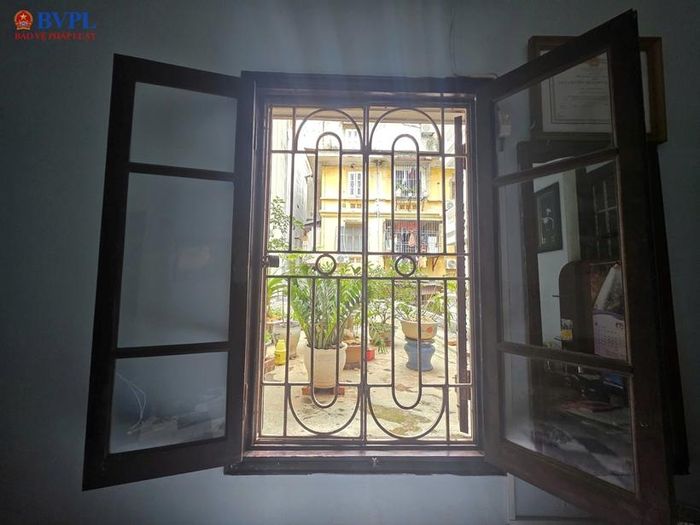 Khác với kiểu làm khung sắt cố định, chủ nhà chia khung bảo vệ cửa sổ thành hai phần, có thể mở ra và khóa lại, tạo lối thoát nạn khi xảy ra sự cố.