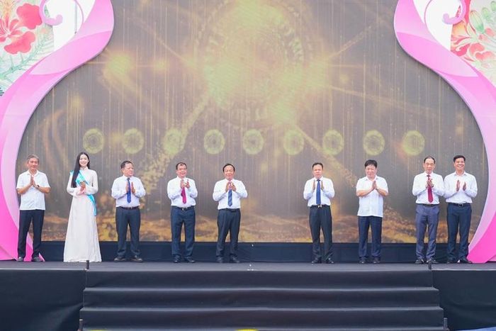 Các đồng chí lãnh đạo thành phố và đại biểu thực hiện nghi thức khai mạc Tuần văn hóa, Du lịch và Xúc tiến Thương mại. Ảnh: ĐT