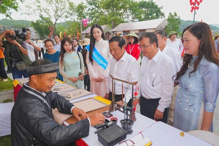 Lãnh đạo TP Hải Phòng tham quan gian trưng bày và viết thư pháp. Ảnh: ĐT