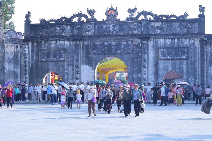 Đông đảo du khách về Đền Kiếp Bạc tham quan, chiêm bái, tìm hiểu các giá trị lịch sử, văn hóa của di tích. Ảnh: NH