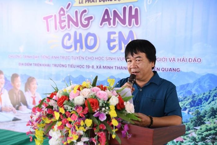  Nhà báo Phan Việt Hùng phát động chương trình "Tiếng Anh cho em".