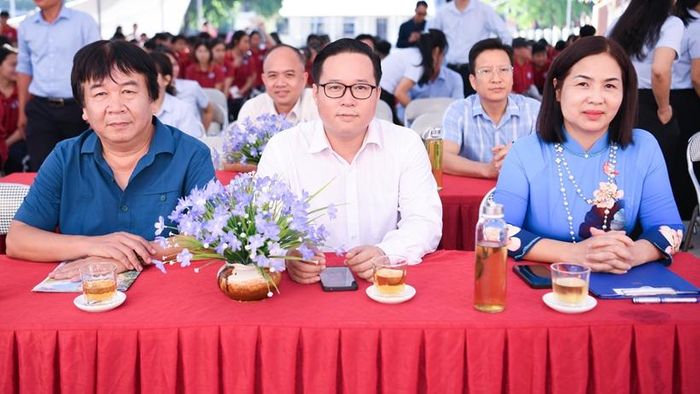  Lễ phát động chương trình "Tiếng Anh cho em" được tổ chức tại trường Tiểu học 19-8 (ảnh trên) và trường Tiểu học và THCS Lê Văn Hiến.