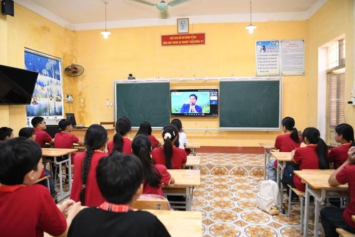  Các bạn học sinh 2 ngôi trường trải nghiệm phương pháp học tập mới, kết nổi trực tuyến với giáo viên nước ngoài.