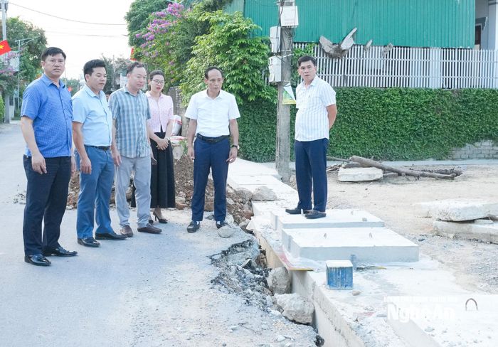 Cán bộ xã Hải Châu kiểm tra việc thi công hệ thống thoát nước trong khu dân cư. Ảnh: Mai Hoa