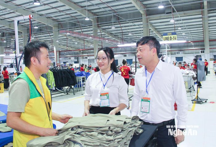 Cán bộ xã Thuần Trung khảo sát, nắm bắt điều kiện, môi trường làm việc và thu nhập của người lao động trong cơ sở may mặc trên địa bàn xã. Ảnh: Mai Hoa