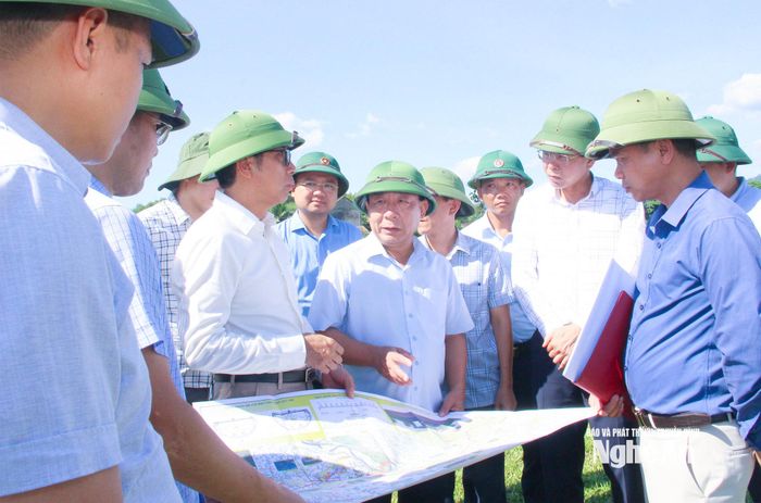 Đoàn công tác của tỉnh kiểm tra, tháo gỡ vướng mắc trong giải phóng mặt bằng tuyến đường cao tốc Vinh - Thanh Thủy, tại xã Kim Bảng. Ảnh: Mai Hoa