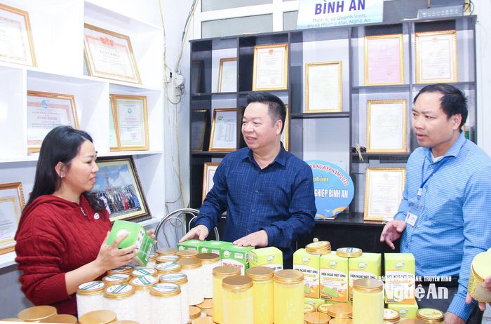 Cán bộ phường Hoàng Mai tìm hiểu khả năng tiêu thụ sản phẩm OCOP trên địa bàn. Ảnh: Mai Hoa