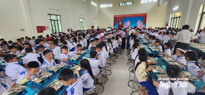 Bữa ăn trưa bán trú của học sinh Trường Tiểu học Quỳnh Tam. Ảnh: Thanh Hà