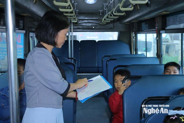 Các giáo viên rà soát tên các em khi lên xe đến trường. Ảnh: Thanh Hà