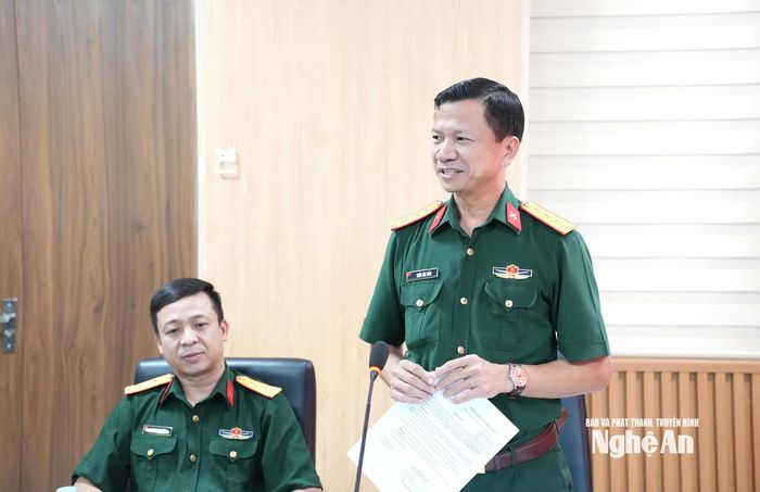 Thượng tá Trần Văn Thảo - Bộ Chỉ huy Quân sự tỉnh tham luận tại hội thảo. Ảnh: Nguyễn Toàn