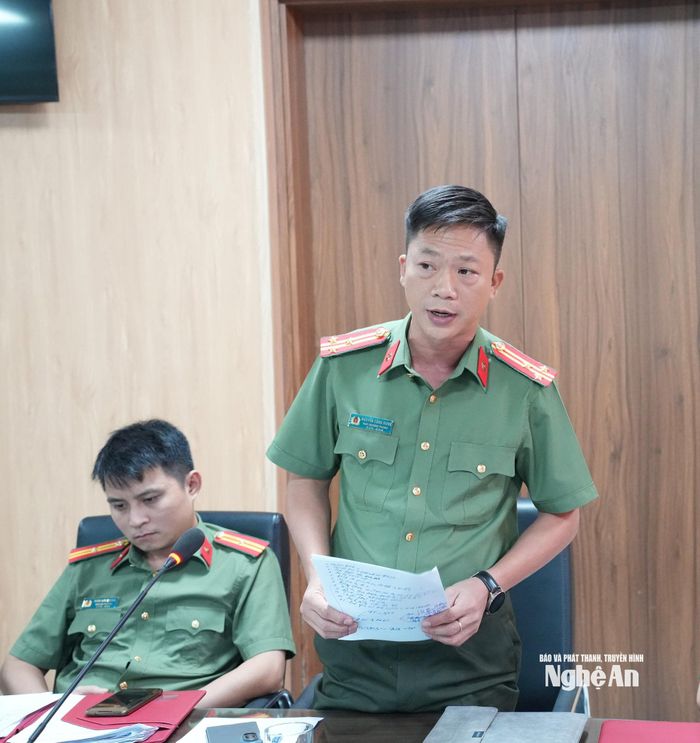 Thượng tá Nguyễn Công Dung - Phòng Tham mưu Công an tỉnh tham luận về thách thức an ninh phi truyền thống trên địa bàn tỉnh. Ảnh: Nguyễn Toàn