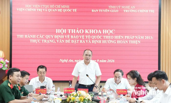 TS. Trần Mai Hùng - Phó Viện trưởng Viện Chính trị và Quan hệ quốc tế - Học viện Chính trị Quốc gia Hồ Chí Minh phát biểu đề dẫn tại hội thảo. Ảnh: Nguyễn Toàn
