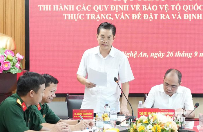 TS. Dương Thanh Bình - Phó Hiệu trưởng Trường Chính trị tỉnh tham luận về vấn đề lý luận và thực tiễn hiện nay. Ảnh: Nguyễn Toàn