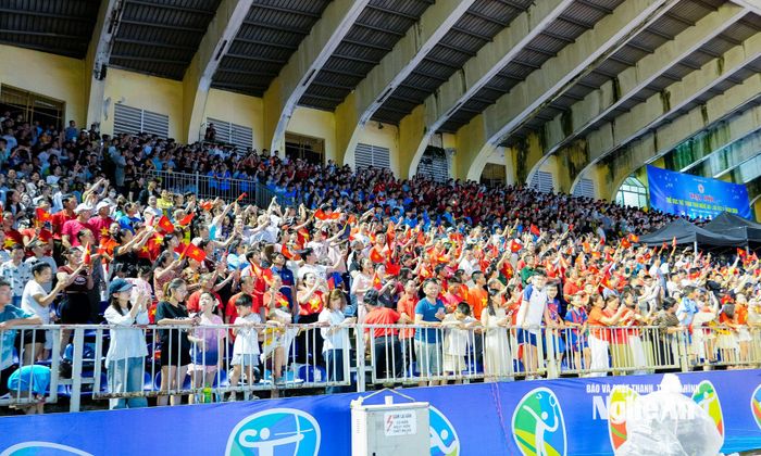 Đông đảo người dân dự lễ khai mạc Đại hội Thể dục thể thao tỉnh Nghệ An lần thứ X năm 2026. Ảnh: Phạm Bằng
