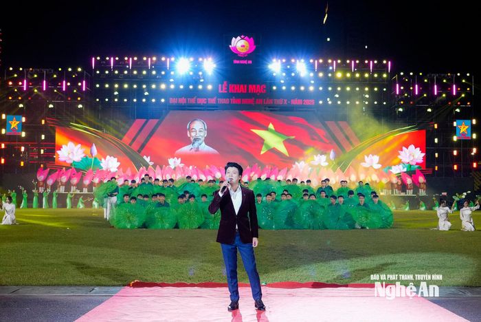 Chương trình nghệ thuật với chủ đề “Thể thao Nghệ An - Khát vọng vươn cao” chào mừng Đại hội TDTT tỉnh Nghệ An lần thứ X năm 2026. Ảnh: Phạm Bằng