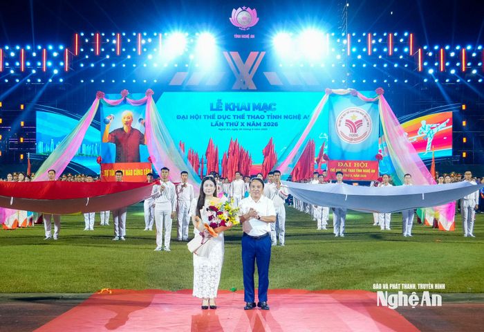 Phó Chủ tịch Thường trực HĐND tỉnh Dương Đình Chỉnh tặng hoa cảm ơn các nhà tài trợ. Ảnh: Phạm Bằng
