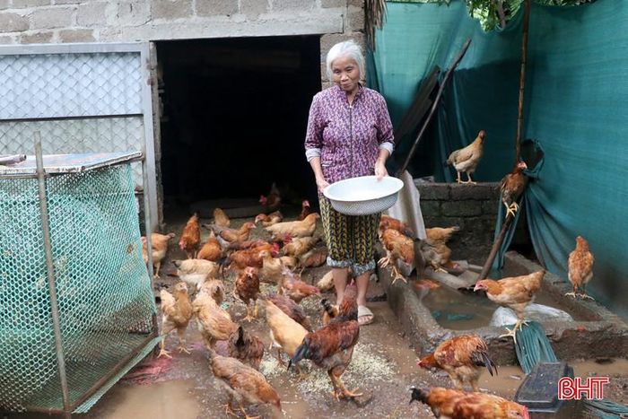 Bà Phẩm chia sẻ niềm vui với cán bộ hội phụ nữ.