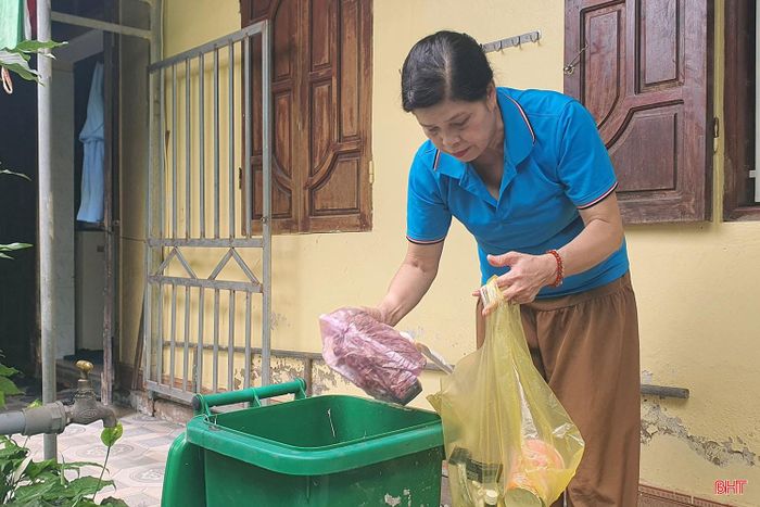 Việc phân loại rác tại nguồn đang dần trở thành thói quen của người dân thôn Hòa Thuận, xã Tiên Điền.