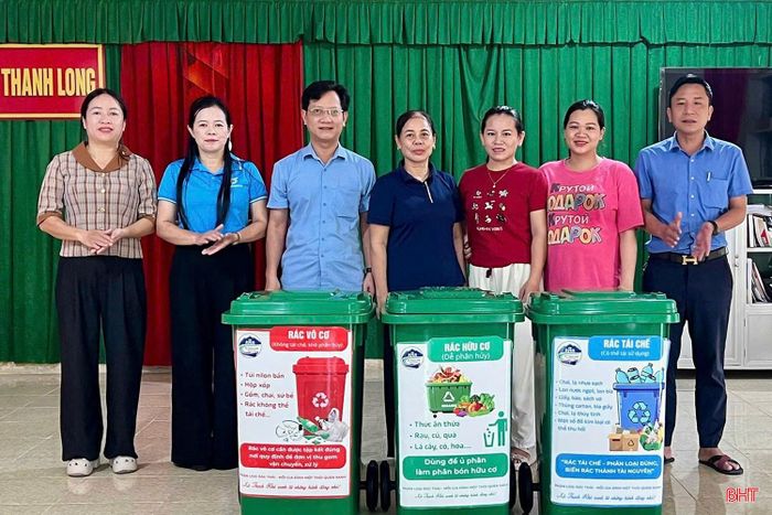 Các thùng rác dùng để phân loại, ủ phân hữu cơ được xã Thạch Khê phát miễn phí cho các thôn.