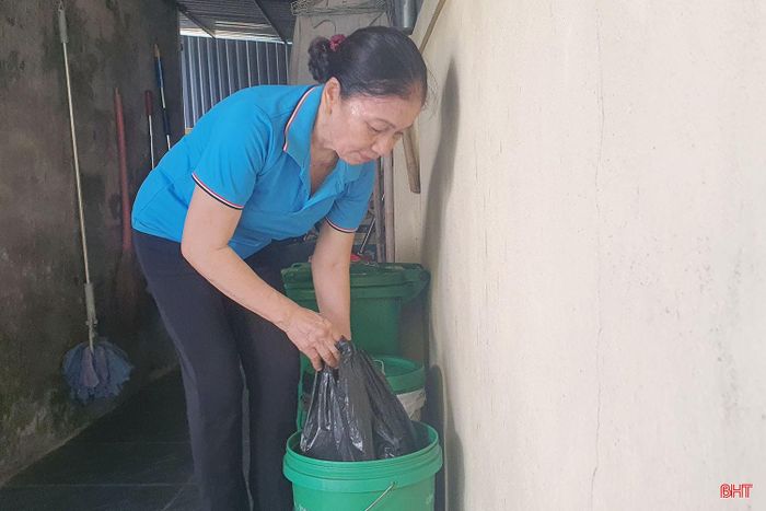 Bà Nguyễn Thị Song ở thôn Hòa Thuận, xã Tiên Điền dần quen với việc phân loại rác tại nhà.