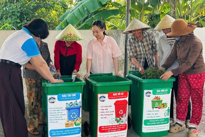 Việc hướng dẫn bà con xã Thạch Khê phân loại rác tại nhà, ủ phân hữu cơ được các đoàn thể, HTX môi trường thực hiện thường xuyên.