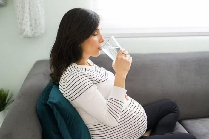 Mẹ bầu nên uống đủ 1,5 - 2 lít nước mỗi ngày.