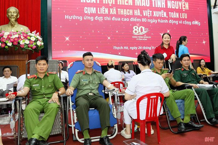 Ngày hội thu hút hơn 400 tình nguyện viên là cán bộ, công chức, viên chức, giáo viên các trường học, chiến sĩ lực lượng vũ trang và đoàn viên, thanh niên trên địa bàn 3 xã Thạch Hà, Việt Xuyên, Toàn Lưu tham gia.