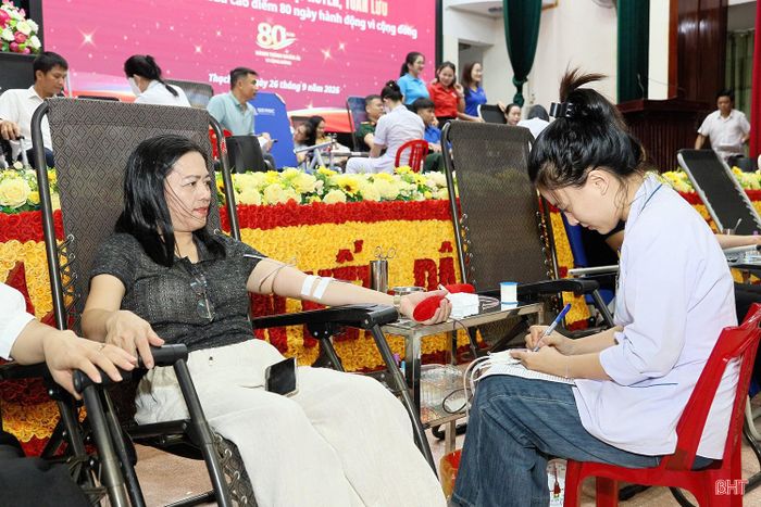 Tại ngày hội, các tình nguyện viên được khám sàng lọc, đo huyết áp, kiểm tra sức khỏe và thực hiện các xét nghiệm cần thiết trước khi hiến máu.