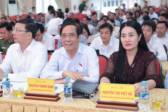 Đồng chí Nguyễn Thanh Bình - Chủ tịch Hội người Cao tuổi Việt Nam và đại biểu dự hội nghị tiếp xúc cử tri.