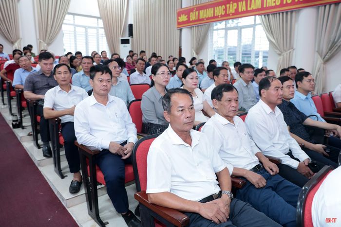 Cử tri lắng nghe ý kiến phát biểu của đồng chí Phạm Gia Túc - Ủy viên Bộ Chính trị, Bí thư Trung ương Đảng, Phó Thủ tướng Thường trực Chính phủ.