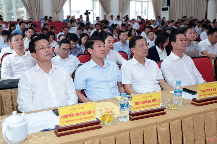 Các đồng chí Ủy viên BTV Tỉnh ủy và đại biểu dự hội nghị tiếp xúc cử tri.