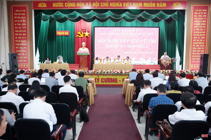 Các đại biểu và cử tri lắng nghe ý kiến phát biểu của đồng chí Phạm Gia Túc - Ủy viên Bộ Chính trị, Bí thư Trung ương Đảng, Phó Thủ tướng Thường trực Chính phủ.