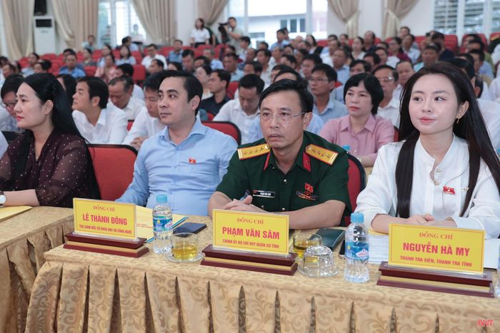 Các đại biểu tham dự hội nghị tiếp xúc cử tri.