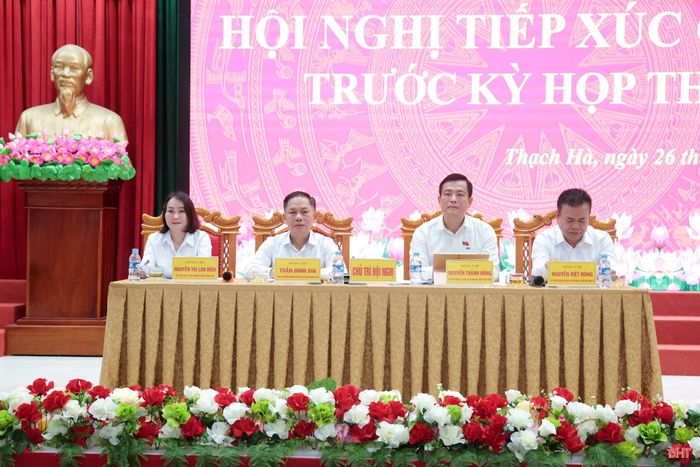 Đồng chí Nguyễn Thành Đồng - Ủy viên BTV Tỉnh ủy, Chủ tịch Ủy ban MTTQ tỉnh; đồng chí Trần Đình Gia - Phó Trưởng đoàn chuyên trách Đoàn ĐBQH tỉnh và lãnh đạo xã Thạch Hà chủ trì hội nghị.