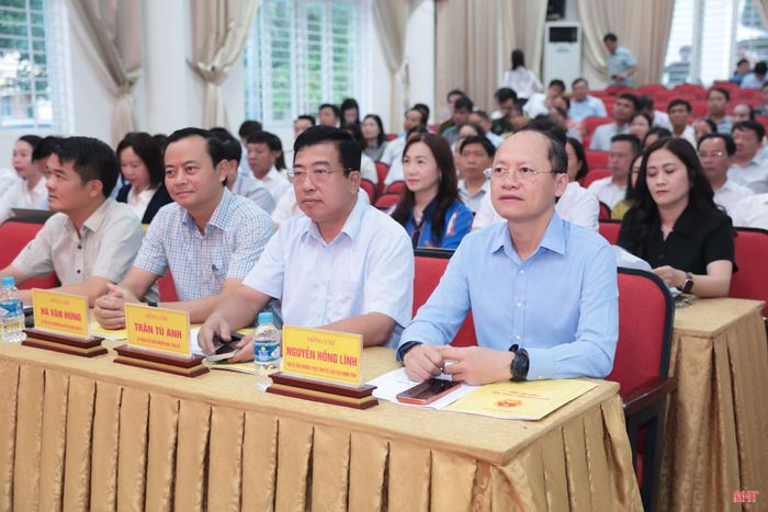Đồng chí Nguyễn Hồng Lĩnh - Phó Bí thư Thường trực Tỉnh ủy, Chủ tịch HĐND tỉnh và các đồng chí Ủy viên BTV Tỉnh ủy tham dự hội nghị.