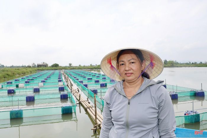  Bà Trần Thị Hường ở thôn Bình Tiến (xã Cẩm Bình) cho biết: "Do mô hình mới triển khai nên gia đình tôi cũng đặc biệt chú trọng việc chăm sóc, theo dõi đàn cá, đồng thời từng bước tích lũy kinh nghiệm để nâng cao hiệu quả nuôi". 