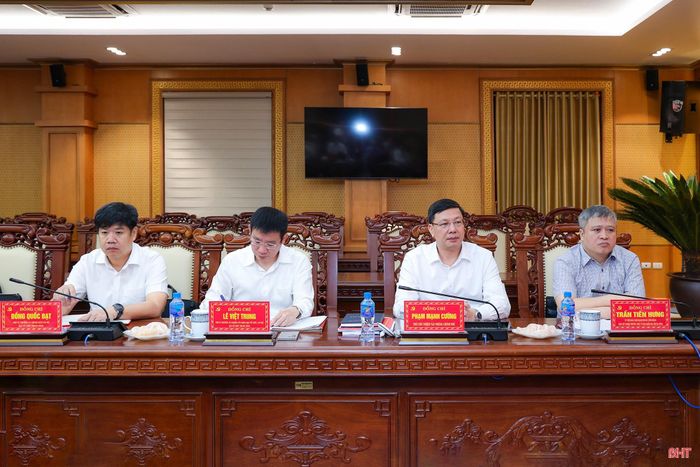 Các đồng chí Đoàn kiểm tra, giám sát số 233 tham dự hội nghị.