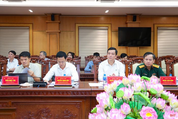 Các đồng chí Ủy viên BTV Tỉnh ủy và đại biểu tham dự hội nghị.