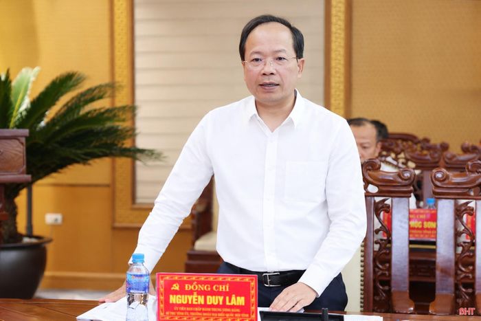 Đồng chí Nguyễn Duy Lâm – Ủy viên Trung ương Đảng, Bí thư Tỉnh ủy, Trưởng đoàn ĐBQH tỉnh phát biểu tại hội nghị.
