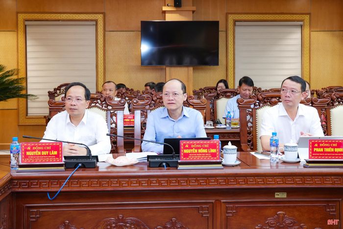 Các đồng chí Thường trực Tỉnh ủy tham dự hội nghị.