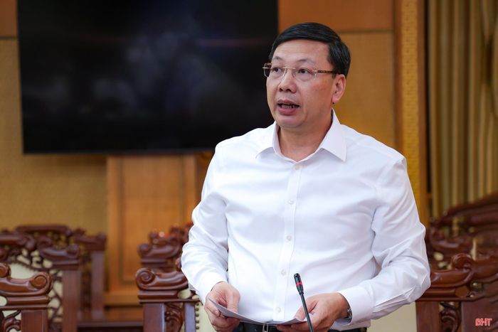 Đồng chí Phạm Mạnh Cường – Phó Chủ nhiệm Văn phòng Chính phủ, Phó Trưởng đoàn kiểm tra, giám sát trình bày dự thảo báo cáo.
