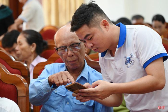 UBND tỉnh yêu cầu tiếp tục tuyên truyền, hướng dẫn người dân sử dụng ứng dụng i-HaTinh.
