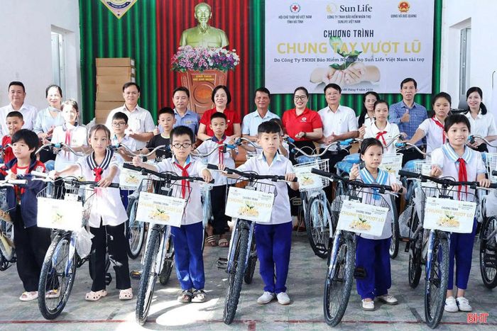 Hội Chữ thập đỏ tỉnh Hà Tĩnh kết nối nguồn lực trao tặng nhiều phần quà giá trị trong chương trình "Chung tay vượt lũ" được tổ chức tại xã Đức Quang.